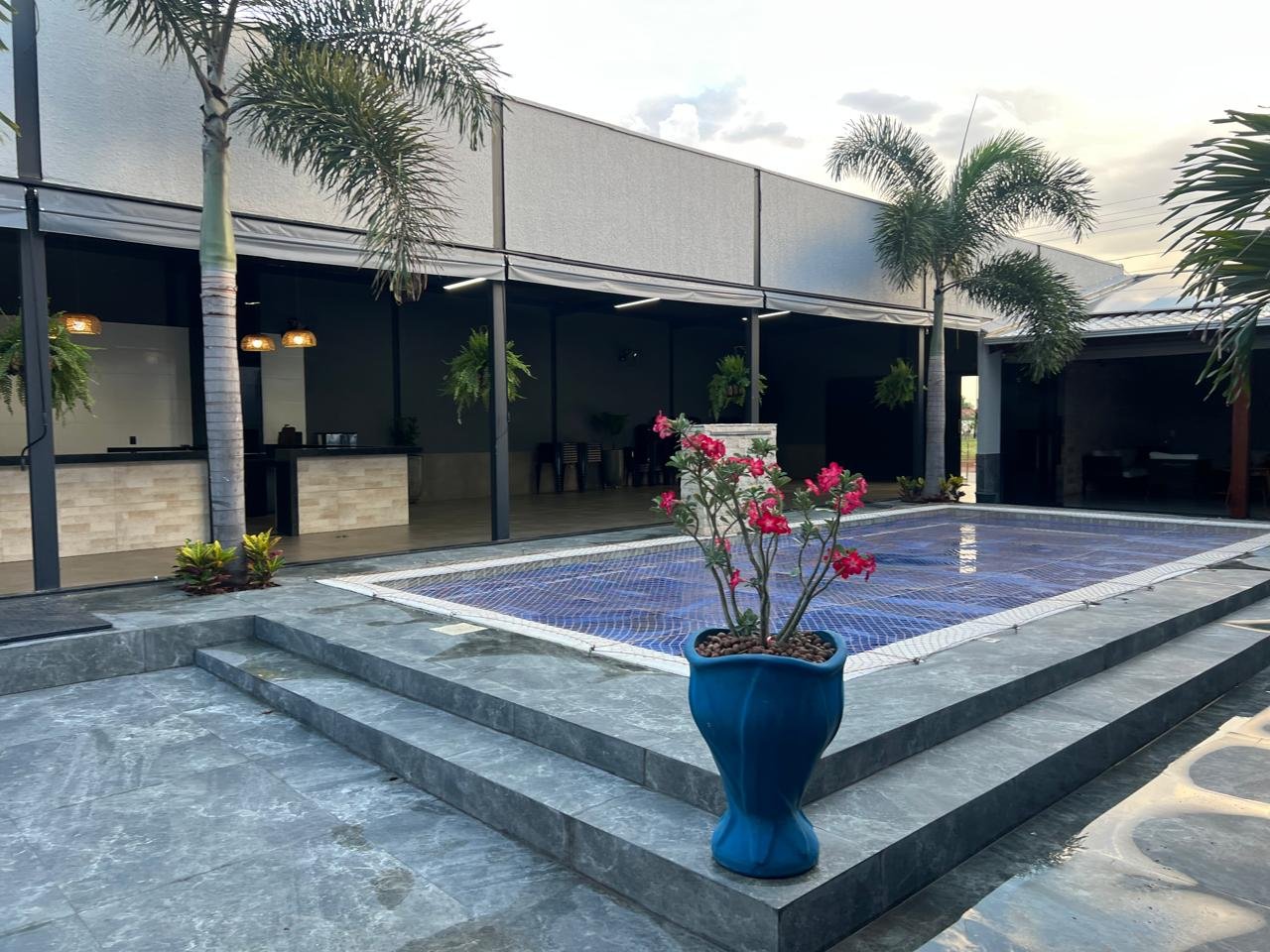 Piscina e bar ao entardecer